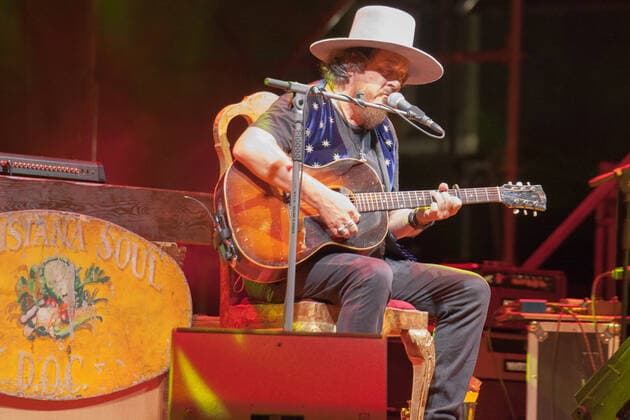 Entertainment Bilder des Tages Italy: Zucchero Sugar Fornaciari live at Ferrara After yesterday s success on Sunday 18th July, Zucchero returned to the Ferrara Summer Festival stage again tonight Monday 19th July thus doubling his presence in Ferrara! Together with Zucchero Fornaciari, Doug and Kat also went on the stage of the Ferrara Summer Festival! Ferrara FE Italy piazza trento trieste Copyright: CarloxVergani
