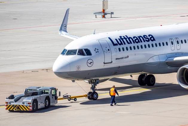 Stuttgart Airport STR EDDS Manfred Rommel Airport D AIUK, LUFTHANSA, AIRBUS A320 200 Germany, Baden Württemberg, Stuttgart, 18 07 2021
