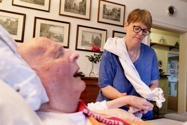 IMAGO Creative: Gesundheit, Demenz Haeusliche Pflege von Angehoerigen in der eigenen Familie bei einer Demenzerkrankung. u.B.z. Demenzpatient und haeusliche Pflege. Familienpflege bei einer Demenzerkrankung *** Home care for relatives in ones own family in the case of dementia u B z Dementia patient and home care Family care in the case of dementia