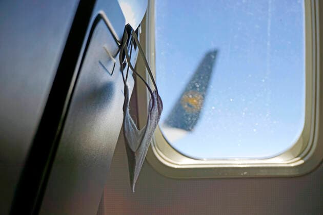 20 07 2021, Traveling and flying in times of the Corona pandemic, a FFP2 mask hangs on the back of a passenger plane 20 07 2021, Vacation travel Mallorca to Corona 20 07 2021, Vacation travel Mallorca to Corona