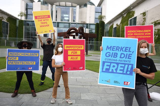 Bilder des Jahres 2021, News 07 Juli News Themen der Woche KW29 News Bilder des Tages Am Dienstag (20.07.2021) protestierten die Organisationen WeAct (Petitionsplattform von Campact), WeMove Europe und Zero-Covid vor dem Bundeskanzleramt in Berlin fuer eine Aussetzung der Impfstoff-Patent. Eine Weltkugel fleht dabei Bundeskanzlerin Angela Merkel an, ihr eine ueberdimensionierte Spritze abzugeben. Banner mit der Aufschrift Impf-Patente freigeben ? Leben retten! begleiten die Aktion. Denn waehrend ueber 100 Laender den Antrag von Suedafrika und Indien an die WTO mittragen, sperren sich seit neun Monaten Bundesregierung und EU-Kommission dagegen. Ebenfalls am Dienstag trifft sich die Welthandelsorganisation (WTO), um erneut ueber eine moegliche Freigabe der Impfstoff-Patente zu verhandeln. *** Local Caption *** 00450860 Prot Copyright: epd-bild JuergenxBlume EDITORIAL USE ONLY