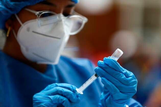 A health worker prepares a dose of the vaccine against covid-19 during a massive vaccination day at the University of La Américas, in Quito, Ecuador, 20 July 2021. The Ecuadorian government s vaccination plan, which is advancing rapidly, aims for 9 million people, 60% of the population, to be immunized until the last week of August. EFE Jose Jacome Ecuadorian government aims to vaccinate 60% of its population by the end of August !ACHTUNG: NUR REDAKTIONELLE NUTZUNG!  Copyright: xJoséxJácomex AME3827 20210720-ecc32dce93d21051e77b1ca99ec1928a5fb8dea3