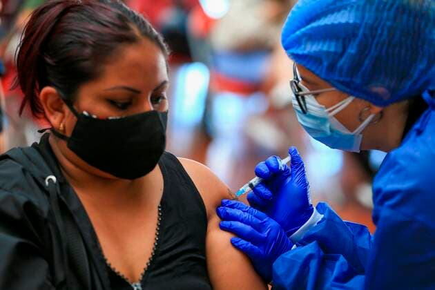 A person receives a dose of the vaccine against covid-19 at the University of La Américas, in Quito, Ecuador, 20 July 2021. The Ecuadorian government s vaccination plan, which is advancing rapidly, aims for 9 million people, 60% of the population, to be immunized until the last week of August. EFE Jose Jacome Ecuadorian government aims to vaccinate 60% of its population by the end of August !ACHTUNG: NUR REDAKTIONELLE NUTZUNG!  Copyright: xJoséxJácomex AME3817 20210720-3b68a41802869b19330da23ef0b5f4b197c34ea8