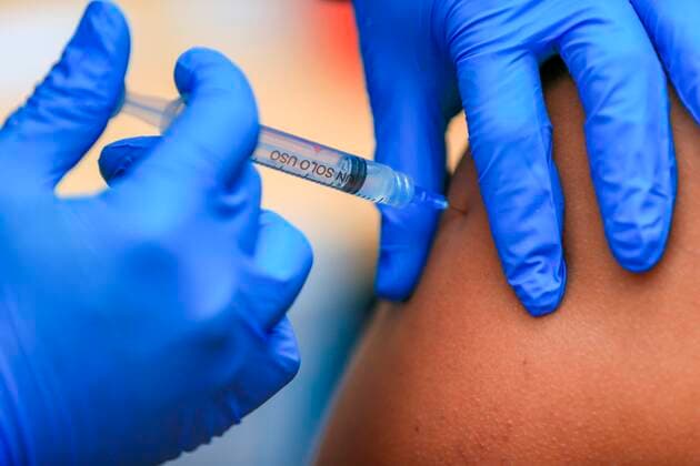 A person receives a dose of the vaccine against covid-19 at the University of La Américas, in Quito, Ecuador, 20 July 2021. The Ecuadorian government s vaccination plan, which is advancing rapidly, aims for 9 million people, 60% of the population, to be immunized until the last week of August. EFE Jose Jacome Ecuadorian government aims to vaccinate 60% of its population by the end of August !ACHTUNG: NUR REDAKTIONELLE NUTZUNG! Copyright: xJoséxJácomex AME3822 20210720-ce3fa010af42a8c86641678eaaef864c256ec8c5