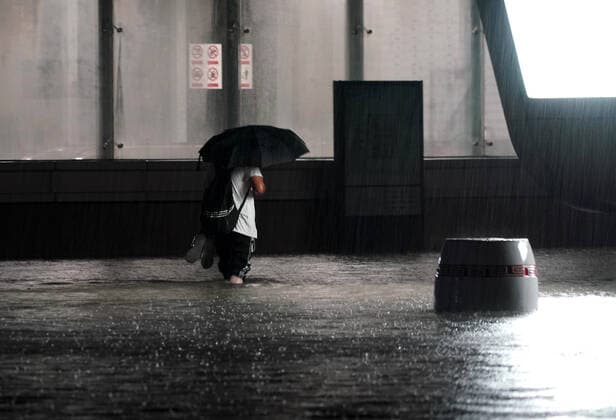 IMAGO Nature: Unsere Erde, Klimawandel, Überschwemmungen News Bilder des Tages (210721) -- ZHENGZHOU, July 21, 2021 -- A passenger walks in flood water at the Zhengzhou East Railway Station in Zhengzhou, capital of central China s Henan Province, July 20, 2021. The central Chinese city of Zhengzhou has been lashed by record rainstorms. More than 160 trains stopped services at Zhengzhou East Railway Station, stranding a large number of passengers. Heavy rains in Henan are expected to last until Wednesday night, according to forecasts. ) CHINA-HENAN-ZHENGZHOU-STRANDED PASSENGERS (CN) LixAn 