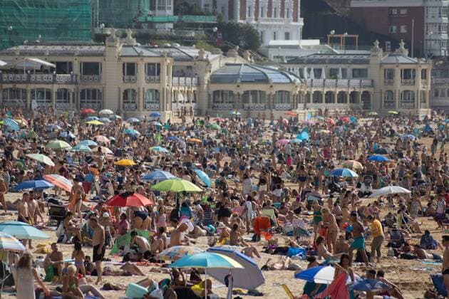 Crowded Beaches In Spain View of La Concha beach in San Sebastian crowded of people, on July 20, 2021. Beachgoers have gathered at the beaches on San Sebastian, Spain at temperatures of almost 30 degrees. Many tourists enjoy sun, sand, waves and sea at the beaches of Spain. San Sebastian Spain ballesterosroque-crowdedb210720_npmsY  Copyright: xManuelxBallesx