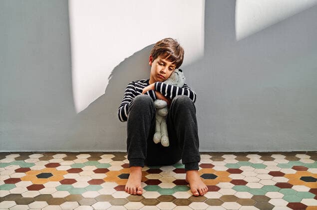 IMAGO Creative: Gesundheit, Burnout Upset lonely preteen boy victim of domestic violence sitting on floor and embracing toy, Model released AdalbertoRodriguez_ChildAbuse_29.jpg Copyright: xAdalbertoxRodriguezx MR