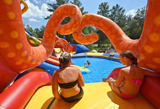 SIEVIERODONETSK, UKRAINE - JULY 10, 2021 - Girls sit on top of a slide at a water park in summer, Sievierodonetsk, Luhansk Region, eastern Ukraine. Water park in Sievierodonetsk  Copyright: xOleksiixKovalovx