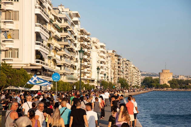 Demonstration Against The Mandatory Vaccine In Thessaloniki Thousnads of people are seen marching at the seafront of Thessaloniki during the Anti-Vaccination protest. Demonstration Against The Mandatory Vaccine was held in Thessaloniki and Athens in Greece on Wednesday July 21, 2021. One week after the massive protest against the mandatory vaccination the anti-vaxx campaign continues with a big group protesting in the streets of the city of Thessaloniki. The protest was organized via social media by anti-vaccination believers. According to the group more than 40.000 people participated, while the police estimated unofficially slightly around 15.000 people participating in the demonstration. As the Greek government is passing a legislation  Copyright: xNicolasxEconomoux