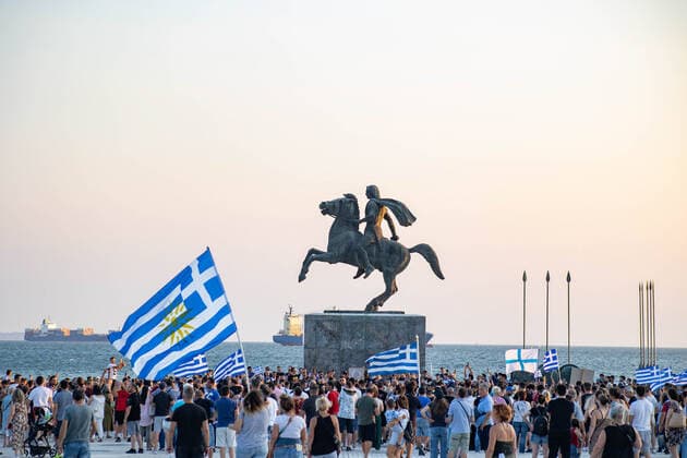Demonstration Against The Mandatory Vaccine In Thessaloniki The statue of Alexander the Great and Greek flags at the end of the Demonstration Against The Mandatory Vaccine was held in Thessaloniki and Athens in Greece on Wednesday July 21, 2021. One week after the massive protest against the mandatory vaccination the anti-vaxx campaign continues with a big group protesting in the streets of the city of Thessaloniki. The protest was organized via social media by anti-vaccination believers. According to the group more than 40.000 people participated, while the police estimated unofficially slightly around 15.000 people participating in the demonstration. As the Greek government is passing a legislation with mandatory vaccination to specific  Copyright: xNicolasxEconomoux