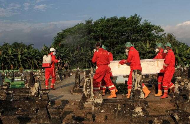 Coronavirus in Indonesien, Beerdigung von Covid-19-Toten auf Friedhof in Yogyakarta Indonesia Is The New Epicenter of Asia Covid-19 Gravediggers carry a coffin of a Covid-19 victim for burial at a cemetery in Yogyakarta, on July 22, 2021. Indonesia overtakes India as Asia s new Covid-19 epicenter. Indonesia has reported the highest numbers of Covid-19 cases and deaths in Southeast Asia. 