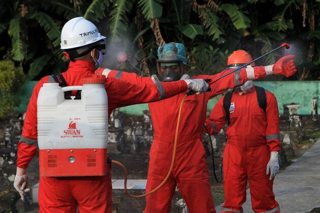 Coronavirus in Indonesien, Beerdigung von Covid-19-Toten auf Friedhof in Yogyakarta Indonesia Is The New Epicenter of Asia Covid-19 Funeral workers spray disinfectant during burying Covid-19 victims at a cemetery in Yogyakarta, on July 22, 2021. Indonesia overtakes India as Asia s new Covid-19 epicenter. Indonesia has reported the highest numbers of Covid-19 cases and deaths in Southeast Asia. 