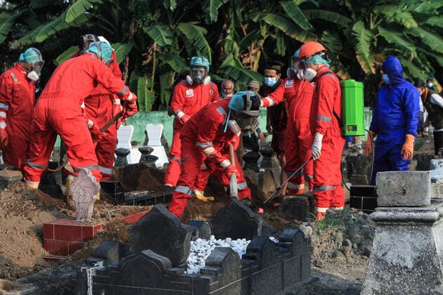 Coronavirus in Indonesien, Beerdigung von Covid-19-Toten auf Friedhof in Yogyakarta Indonesia Is The New Epicenter of Asia Covid-19 Funeral workers being prepare for victims of the Covid-19 coronavirus at a cemetery in Yogyakarta, on July 22, 2021. Indonesia overtakes India as Asia s new Covid-19 epicenter. Indonesia has reported the highest numbers of Covid-19 cases and deaths in Southeast Asia. 