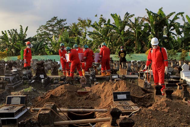 Coronavirus in Indonesien, Beerdigung von Covid-19-Toten auf Friedhof in Yogyakarta Indonesia Is The New Epicenter of Asia Covid-19 Gravediggers carry a coffin of a Covid-19 victim for burial at a cemetery in Yogyakarta, on July 22, 2021. Indonesia overtakes India as Asia s new Covid-19 epicenter. Indonesia has reported the highest numbers of Covid-19 cases and deaths in Southeast Asia. 