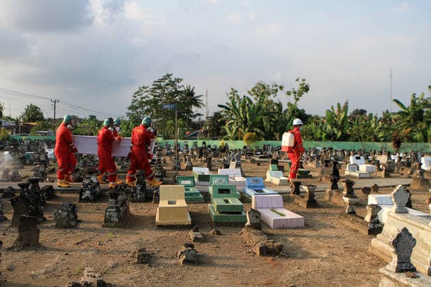 Coronavirus in Indonesien, Beerdigung von Covid-19-Toten auf Friedhof in Yogyakarta Indonesia Is The New Epicenter of Asia Covid-19 Gravediggers carry a coffin of a Covid-19 victim for burial at a cemetery in Yogyakarta, on July 22, 2021. Indonesia overtakes India as Asia s new Covid-19 epicenter. Indonesia has reported the highest numbers of Covid-19 cases and deaths in Southeast Asia. 