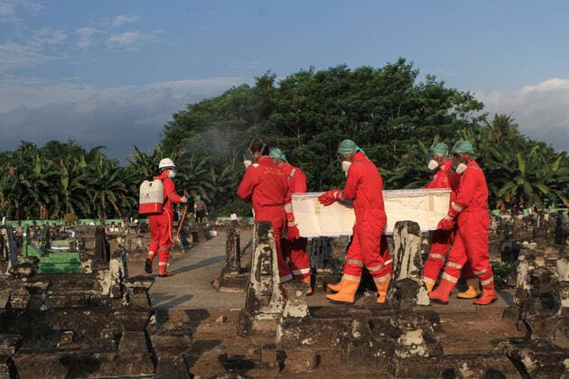 Coronavirus in Indonesien, Beerdigung von Covid-19-Toten auf Friedhof in Yogyakarta Indonesia Is The New Epicenter of Asia Covid-19 Gravediggers carry a coffin of a Covid-19 victim for burial at a cemetery in Yogyakarta, on July 22, 2021. Indonesia overtakes India as Asia s new Covid-19 epicenter. Indonesia has reported the highest numbers of Covid-19 cases and deaths in Southeast Asia. 