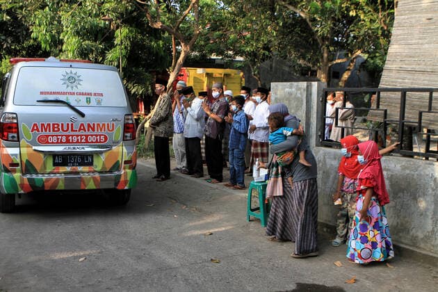 Coronavirus in Indonesien, Beerdigung von Covid-19-Toten auf Friedhof in Yogyakarta Indonesia Is The New Epicenter of Asia Covid-19 Relatives offer prayers before the funeral a Covid-19 victim in Yogyakarta, on July 22, 2021. Indonesia overtakes India as Asia s new Covid-19 epicenter. Indonesia has reported the highest numbers of Covid-19 cases and deaths in Southeast Asia. 