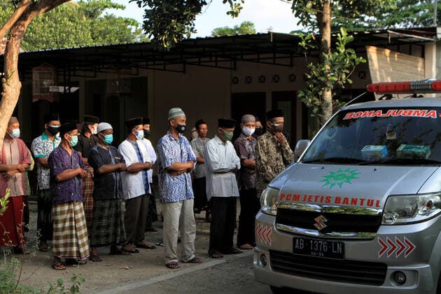 Coronavirus in Indonesien, Beerdigung von Covid-19-Toten auf Friedhof in Yogyakarta Indonesia Is The New Epicenter of Asia Covid-19 Relatives offer prayers before the funeral a Covid-19 victim in Yogyakarta, on July 22, 2021. Indonesia overtakes India as Asia s new Covid-19 epicenter. Indonesia has reported the highest numbers of Covid-19 cases and deaths in Southeast Asia. 