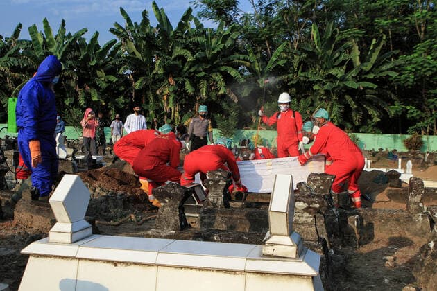 Coronavirus in Indonesien, Beerdigung von Covid-19-Toten auf Friedhof in Yogyakarta Indonesia Is The New Epicenter of Asia Covid-19 Funeral workers lower the coffin of a victim of the Covid-19 coronavirus at a cemetery in Yogyakarta, on July 22, 2021. Indonesia overtakes India as Asia s new Covid-19 epicenter. Indonesia has reported the highest numbers of Covid-19 cases and deaths in Southeast Asia. 