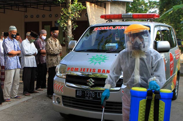 Coronavirus in Indonesien, Beerdigung von Covid-19-Toten auf Friedhof in Yogyakarta Indonesia Is The New Epicenter of Asia Covid-19 Relatives offer prayers before the funeral a Covid-19 victim in Yogyakarta, on July 22, 2021. Indonesia overtakes India as Asia s new Covid-19 epicenter. Indonesia has reported the highest numbers of Covid-19 cases and deaths in Southeast Asia. 