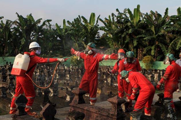 Coronavirus in Indonesien, Beerdigung von Covid-19-Toten auf Friedhof in Yogyakarta Indonesia Is The New Epicenter of Asia Covid-19 Funeral workers spray disinfectant during burying Covid-19 victims at a cemetery in Yogyakarta, on July 22, 2021. Indonesia overtakes India as Asia s new Covid-19 epicenter. Indonesia has reported the highest numbers of Covid-19 cases and deaths in Southeast Asia. 