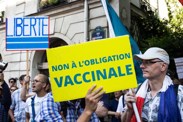 Coronavirus in Frankreich, Proteste gegen Impfzwang in Paris Paris, France, July 22, 2021 - March in front of the Senate against the obligation to be vaccinated and a compulsory health pass called for by the French government. French cinemas, museums and sports venues began asking visitors to furnish proof of Covid 19 vaccination or a negative test as the country, rolled out a controversial vaccine passport system. Other measures to contain the surge in new cases include the reintroduction of rules requiring masks to be worn outdoors in hotspots such as the western coastal area around Bordeaux.  Copyright: xAlexisxSciardx