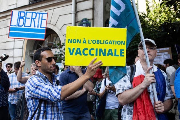 Coronavirus in Frankreich, Proteste gegen Impfzwang in Paris Paris, France, July 22, 2021 - March in front of the Senate against the obligation to be vaccinated and a compulsory health pass called for by the French government. French cinemas, museums and sports venues began asking visitors to furnish proof of Covid 19 vaccination or a negative test as the country, rolled out a controversial vaccine passport system. Other measures to contain the surge in new cases include the reintroduction of rules requiring masks to be worn outdoors in hotspots such as the western coastal area around Bordeaux.  Copyright: xAlexisxSciardx