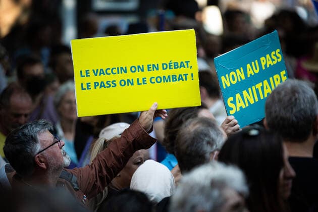 Coronavirus in Frankreich, Proteste gegen Impfzwang in Paris Paris, France, July 22, 2021 - March in front of the Senate against the obligation to be vaccinated and a compulsory health pass called for by the French government. French cinemas, museums and sports venues began asking visitors to furnish proof of Covid 19 vaccination or a negative test as the country, rolled out a controversial vaccine passport system. Other measures to contain the surge in new cases include the reintroduction of rules requiring masks to be worn outdoors in hotspots such as the western coastal area around Bordeaux.  Copyright: xAlexisxSciardx