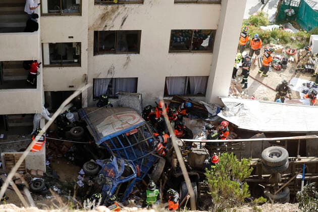 Bilder des Jahres 2021, News 07 Juli News Themen der Woche KW29 News Bilder des Tages Chile, LKW und PKW stürzen nach Unfall in Wohnhaus in Vina del Mar Vina del Mar, 22 de julio de 2021 En horas de hoy dos camiones y una camioneta protagonizaron un impactante accidente en el sector de la bajada de Limonares, ubicado en Vina del Mar, luego de que desbarrancaran y cayeran por una ladera de la zona. Andres Pina Aton Chile, Aton_527900 *** Vina del Mar, July 22, 2021 Today two trucks and a van were involved in a shocking accident in the sector of the descent of Limonares, located in Vina del Mar, after they derailed and fell down a hillside in the area Andres Pina Aton Chile, Aton 527900  Copyright: ANDRESxPINA ATONxCHILE