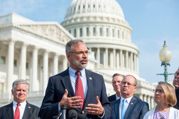 Coronavirus in USA, Pressestatement von Senatoren zur Delta-Variante in Washington July 22, 2021, Washington, District of Columbia, USA: United States Representative Andy Harris (Republican of Maryland) offers remarks on Delta Variant of COVID-19 while joined by members of the GOP Doctors Caucus, during a press conference outside the US Capitol in Washington, DC, Thursday, July 22, 2021. Credit: Rod Lamkey CNP Washington USA - ZUMAs152 20210722_zaa_s152_175 Copyright: xRodxLamkeyx-xCnpx