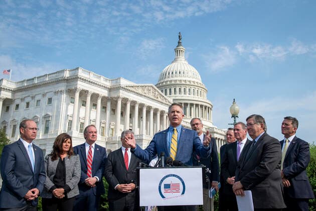 Coronavirus in USA, Pressestatement von Senatoren zur Delta-Variante in Washington July 22, 2021, Washington, District of Columbia, USA: United States Senator Roger Marshall (Republican of Kansas) offers remarks on Delta Variant of COVID-19 while joined by members of the GOP Doctors Caucus, during a press conference outside the US Capitol in Washington, DC, Thursday, July 22, 2021. Credit: Rod Lamkey CNP Washington USA - ZUMAs152 20210722_zaa_s152_158 Copyright: xRodxLamkeyx-xCnpx