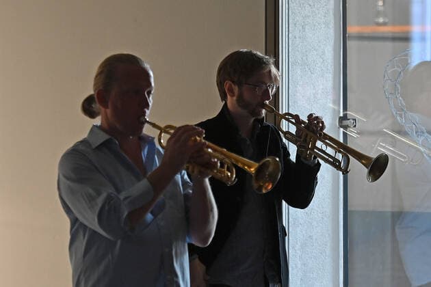 Concert Winterreise of the Christian Muthspiel Orjazztra Vienna, in the context of the Salzkammergut Festwochen Gmunden, in the Kitzmantelfabrik in Vorchdorf, on 22 07 21 The picture shows two trumpeters of the music group 2021 Concert Winterreise of the Christian Muthspiel Orjazztra Vienna, in the context of the Salzkammergut Festwochen Gmunden, in the Kitzmant