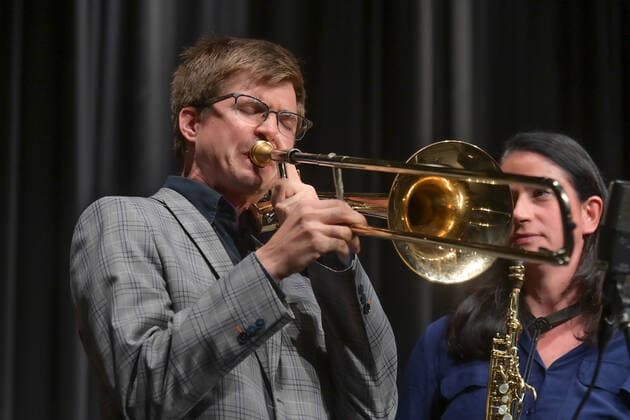 Concert Winterreise of the Christian Muthspiel Orjazztra Vienna, in the context of the Salzkammergut Festwochen Gmunden, in the Kitzmantelfabrik in Vorchdorf, on 22 07 21 The picture shows the trombonist Alois Eberl and the saxophonist Ilse Riedler 2021 Concert Winterreise of the Christian Muthspiel Orjazztra Vienna, in the contex