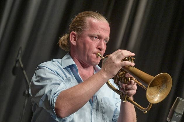 Concert Winterreise of the Christian Muthspiel Orjazztra Vienna, in the context of the Salzkammergut Festwochen Gmunden, in the Kitzmantelfabrik in Vorchdorf, on 22 07 21 The picture shows the trumpeter Lorenz Raab 2021 Concert Winterreise of the Christian Muthspiel Orjazztra Vienna, in the context of the Salzkammergut Festwochen Gmunden, in the Kitzmantelfabrik in V