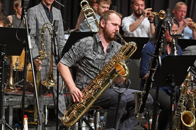 Concert Winterreise of the Christian Muthspiel Orjazztra Vienna, in the context of the Salzkammergut Festwochen Gmunden, in the Kitzmantelfabrik in Vorchdorf, on 22 07 21 The picture shows the baritone saxophonist of the band 2021 Concert Winterreise of the Christian Muthspiel Orjazztra Vienna, in the context of the Salzkammergut Festwochen Gmunden, in the Ki