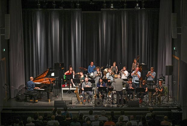 Concert Winterreise of the Christian Muthspiel Orjazztra Vienna, in the context of the Salzkammergut Festwochen Gmunden, in the Kitzmantelfabrik in Vorchdorf, on 22 07 21 The picture shows the orchestra Orjazztra Vienna, with its conductor Christian Muthspiel 2021 Concert Winterreise of the Christian Muthspiel Orj