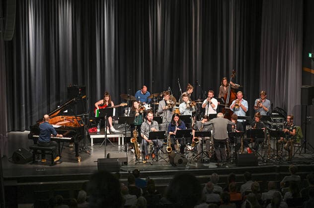 Concert Winterreise of the Christian Muthspiel Orjazztra Vienna, in the context of the Salzkammergut Festwochen Gmunden, in the Kitzmantelfabrik in Vorchdorf, on 22 07 21 The picture shows the orchestra Orjazztra Vienna, with its conductor Christian Muthspiel 2021 Concert Winterreise of the Christian Muthspiel Orj
