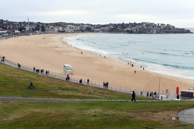 NSW CORONAVIRUS COVID19, People and surfers are seen at Bondi Beach in Sydney, Friday, July 23, 2021. The stay-at-home orders for coronavirus-hit Greater Sydney and surrounds have been tightened with non-essential retail to close and all construction paused until July 30.( NO ARCHIVING, EDITORIAL USE ONLY, NO USE IN BOOKS WITHOUT CONSENT SYDNEY NSW AUSTRALIA  Copyright: xMICKxTSIKASx 20210723001559306766