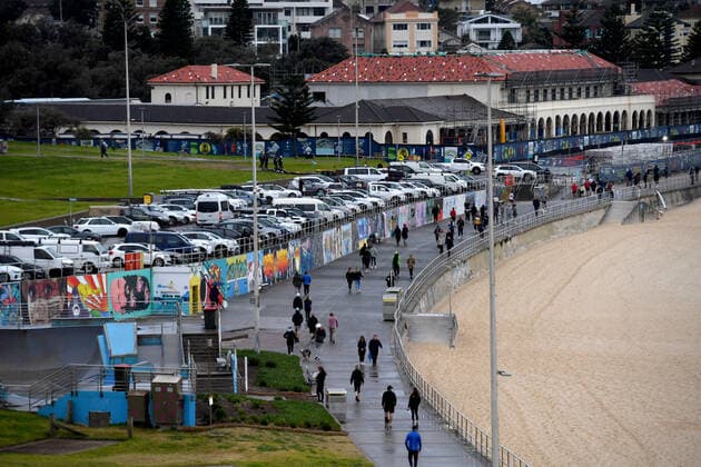 NSW CORONAVIRUS COVID19, People walk along the beach at Bondi Beach in Sydney, Friday, July 23, 2021. The stay-at-home orders for coronavirus-hit Greater Sydney and surrounds have been tightened with non-essential retail to close and all construction paused until July 30.( NO ARCHIVING, EDITORIAL USE ONLY, NO USE IN BOOKS WITHOUT CONSENT SYDNEY NSW AUSTRALIA  Copyright: xMICKxTSIKASx 20210723001559306785