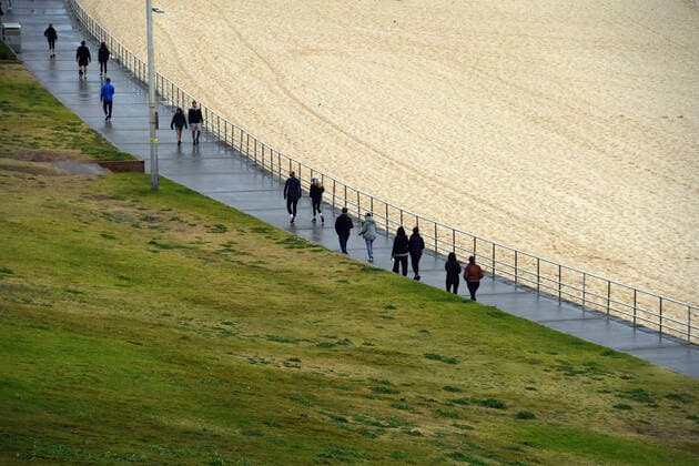 NSW CORONAVIRUS COVID19, People are seen walking at Bondi Beach in Sydney, Friday, July 23, 2021. The stay-at-home orders for coronavirus-hit Greater Sydney and surrounds have been tightened with non-essential retail to close and all construction paused until July 30.( NO ARCHIVING, EDITORIAL USE ONLY, NO USE IN BOOKS WITHOUT CONSENT SYDNEY NSW AUSTRALIA  Copyright: xMICKxTSIKASx 20210723001559306812