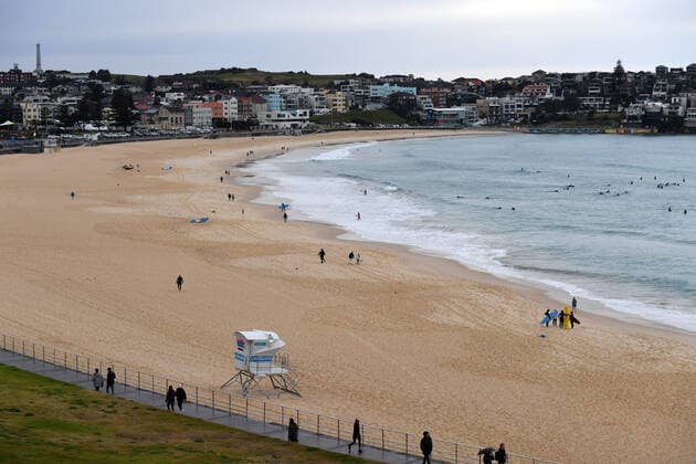 NSW CORONAVIRUS COVID19, People and surfers are seen at Bondi Beach in Sydney, Friday, July 23, 2021. The stay-at-home orders for coronavirus-hit Greater Sydney and surrounds have been tightened with non-essential retail to close and all construction paused until July 30.( NO ARCHIVING, EDITORIAL USE ONLY, NO USE IN BOOKS WITHOUT CONSENT SYDNEY NSW AUSTRALIA  Copyright: xMICKxTSIKASx 20210723001559306867