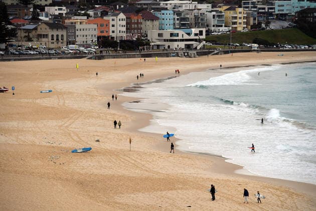 NSW CORONAVIRUS COVID19, People and surfers are seen at Bondi Beach in Sydney, Friday, July 23, 2021. The stay-at-home orders for coronavirus-hit Greater Sydney and surrounds have been tightened with non-essential retail to close and all construction paused until July 30.( NO ARCHIVING, EDITORIAL USE ONLY, NO USE IN BOOKS WITHOUT CONSENT SYDNEY NSW AUSTRALIA  Copyright: xMICKxTSIKASx 20210723001559306902