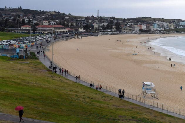 NSW CORONAVIRUS COVID19, People and surfers are seen at Bondi Beach in Sydney, Friday, July 23, 2021. The stay-at-home orders for coronavirus-hit Greater Sydney and surrounds have been tightened with non-essential retail to close and all construction paused until July 30.( NO ARCHIVING, EDITORIAL USE ONLY, NO USE IN BOOKS WITHOUT CONSENT SYDNEY NSW AUSTRALIA  Copyright: xMICKxTSIKASx 20210723001559306928