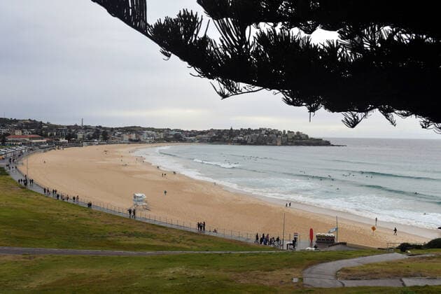 NSW CORONAVIRUS COVID19, People and surfers are seen at Bondi Beach in Sydney, Friday, July 23, 2021. The stay-at-home orders for coronavirus-hit Greater Sydney and surrounds have been tightened with non-essential retail to close and all construction paused until July 30.( NO ARCHIVING, EDITORIAL USE ONLY, NO USE IN BOOKS WITHOUT CONSENT SYDNEY NSW AUSTRALIA  Copyright: xMICKxTSIKASx 20210723001559306970