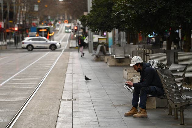 VICTORIA CORONAVIRUS COVID19, A construction worker is seen sitting on a bench along Bourke Street in Melbourne, Friday, July 23, 2021. Victoria has recorded 14 new cases of locally acquired Covid19 in the past 24 hours. ( NO ARCHIVING, EDITORIAL USE ONLY, NO USE IN BOOKS WITHOUT CONSENT MELBOURNE VIC AUSTRALIA  Copyright: xJAMESxROSSx 20210723001559318718