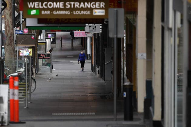 VICTORIA CORONAVIRUS COVID19, A person wearing a face mask is seen in Melbourne, Friday, July 23, 2021. Victoria has recorded 14 new cases of locally acquired Covid19 in the past 24 hours. ( NO ARCHIVING, EDITORIAL USE ONLY, NO USE IN BOOKS WITHOUT CONSENT MELBOURNE VIC AUSTRALIA  Copyright: xJAMESxROSSx 20210723001559318849