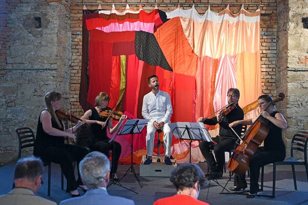 Concert of the Atalante Quartet with the tenor Daniel Johannsen, in the Hipphalle in Gmunden, in the context of the Salzkammergut Festwochen Gmunden, on 23 07 21 The picture shows the tenor Daniel Johannsen with the Atalante Quartet during the concert 2021 Concert of the Atalante Quartet with the tenor Daniel Johannsen, in the Hipphalle in