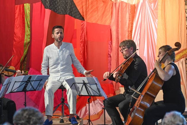 Concert of the Atalante Quartet with the tenor Daniel Johannsen, in the Hipphalle in Gmunden, as part of the Salzkammergut Festwochen Gmunden, on 23 07 21 The picture shows the tenor Daniel Johannsen during the concert with the violinist Thomas Koslowsky and the violoncellist Lisa Kürner 2021 Concer