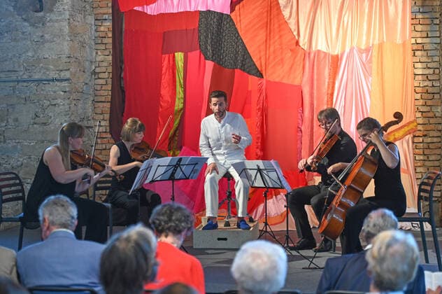 Concert of the Atalante Quartet with the tenor Daniel Johannsen, in the Hipphalle in Gmunden, in the context of the Salzkammergut Festwochen Gmunden, on 23 07 21 The picture shows the tenor Daniel Johannsen with the Atalante Quartet during the concert 2021 Concert of the Atalante Quartet with the tenor Daniel Johannsen, in the Hipphalle in
