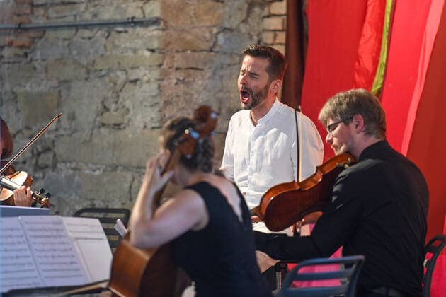 Concert of the Atalante Quartet with the tenor Daniel Johannsen, in the Hipphalle in Gmunden, as part of the Salzkammergut Festwochen Gmunden, on 23 07 21 The picture shows the tenor Daniel Johannsen during the concert with the violinist Thomas Koslowsky and the violoncellist Lisa Kürner 2021 Concer